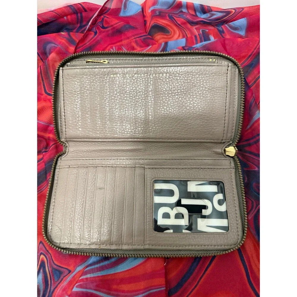 Vintage Marc by Marc Jacobs Taupe Classic Q Wingman Zip Wallet